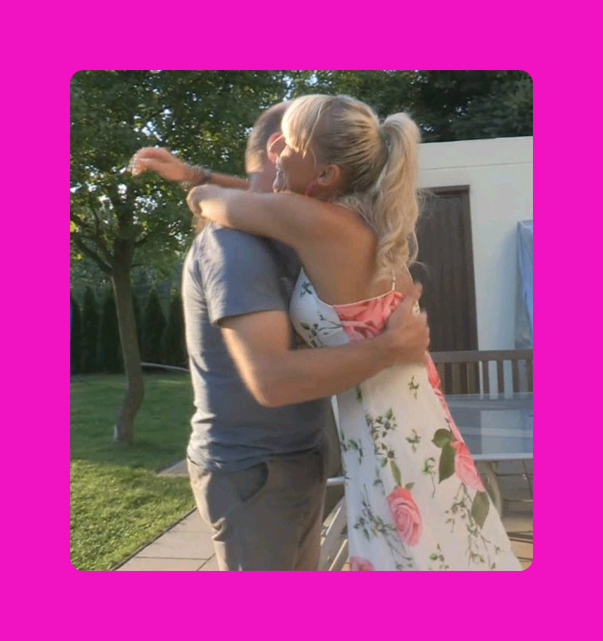 Ich hatte mir mal wieder einen User eingeladen, der unbedingt mit mir mal live vor der Kamera stehen wollte! Er meinte aber gleich er sei etwas außergewöhnlich. Was er damit meinte habe ich zu spüren bekommen und das nicht zu knapp. Schon draußen auf der Terrasse musste und natürlich wollte ich seinen Fleischprügel testen. da wir uns beobachtet fühlten, entschieden wir uns drinnen weiter zu machen. Auf der Treppe konnte er vor Geilheit nicht von mir lassen. Nach einer kurzen Abkühlung, erwischte ich ihn doch tatsächlich beim heimlichen schauen meiner Pornos und sah von weiten nur seine Monsterlatte die schon fast explodierte! Meine Fotze triefte nur so und ich streckte ihm meinen Arsch entgegen! Was alles passierte und wie geil er abspritzte siehst du in diesem Clip!