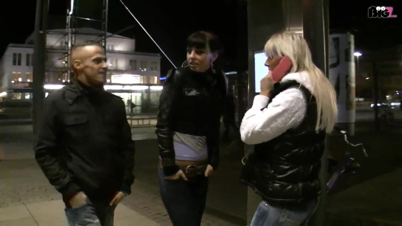 Ich war mit meiner Freundin Gina in Leipzig unterwegs...wollten uns nen geilen Abend machen...und dann das!!!...so ein angetrunkener Typ macht uns extrem fies an...wir hatten echt Angst das er total ausflippt. Aber die Stadt war gut besucht und ein Passant bekam das ganze mit...natürlich mussten wir ihm dafür danken...und da ich ne geile Maus an meiner Seite hatte ...kam uns eine brilliante Idee! :-)...