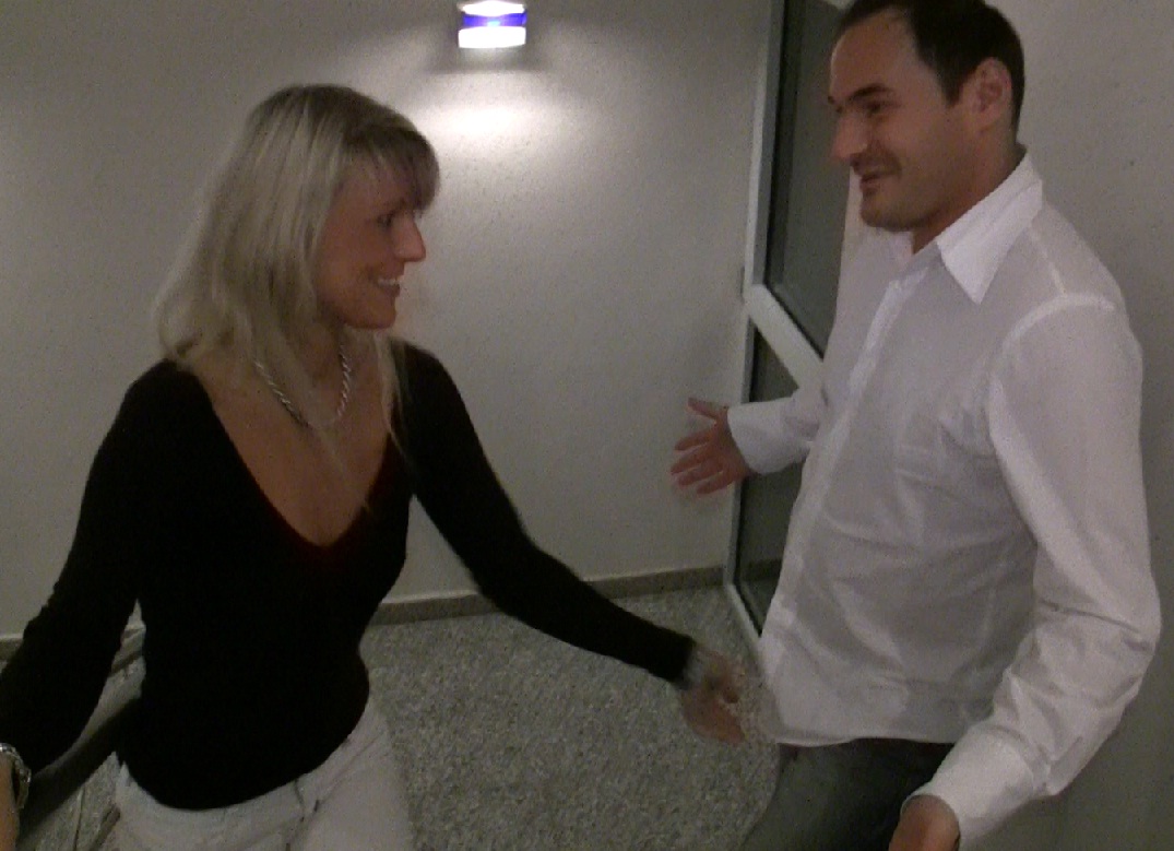 Was für ne plumpe Anmache ...dachte ich...aber doch interessant und reizend für mich :-)...Mitten im Treppenhaus ficke ich hemmungslos mit diesem unbekannten Typen! Natürlich bis zum Schluss und das Gesicht voller Sperma...So verlasse ich das Treppenhaus in der Hoffnung das mir noch jemand über den Weg läuft! :-)...So schnell kommt man heutzutage zu nem hammer Fick und ner geilen Ladung Sacksahne !!! Bitte mehr solcher Männer! :-)Spontan ist es am geilsten...