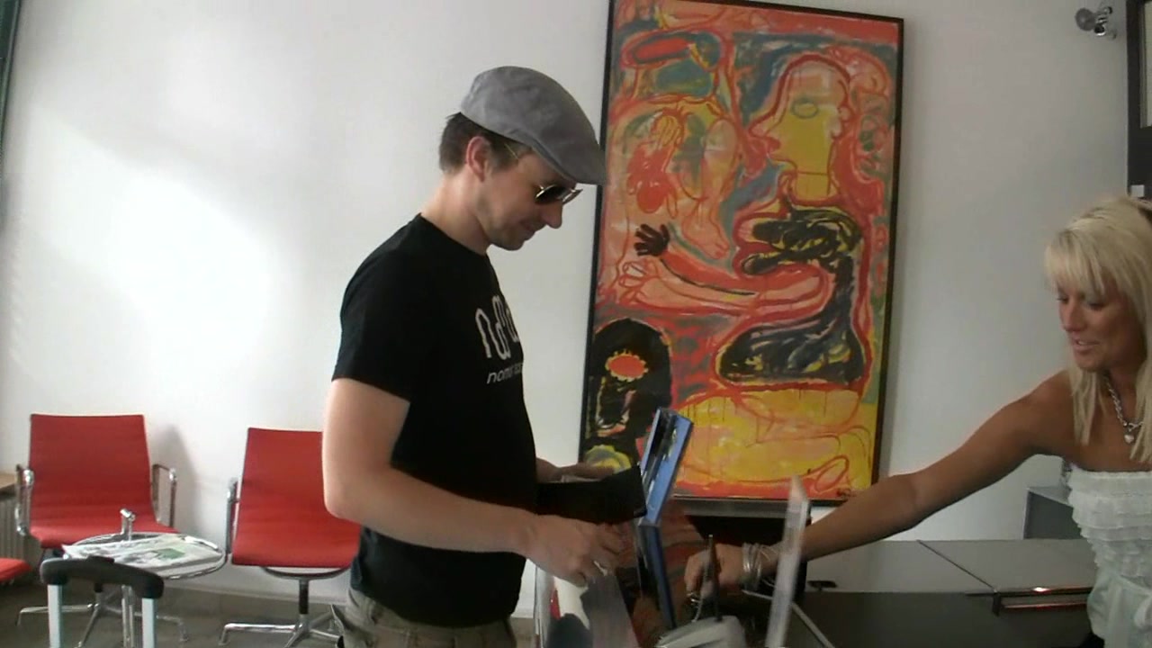 Es bleibt immer noch ein Rätsel wer dieser Unbekannte war. Ich habe meinen Job gemacht und musste mir was einfallen lassen, wie ich an ihn herankomme. Wie ich es geschafft habe das dieser geile Typ mit Megaschwanz mich heftig fickt und ich ihn zum spritzen bringe ???? Schau es Dir an.....