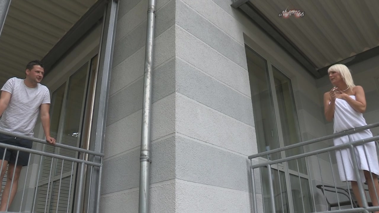 Da ich viel in Berlin unterwegs bin, habe ich mir dort eine kleine Wohnung gemietet. In letzter Zeit habe ich fast monatlich einen neuen Nachbarn. Dieses Mal nutzte ich aber die Chance und drängelte ihm ein Gespräch auf !!! Wo das endete kannst du dir sicher denken :-) ! Mein Motto: Erst hammerhart FICKEN und SPRITZEN, dann Berlin unsicher machen ... Bist du dabei?