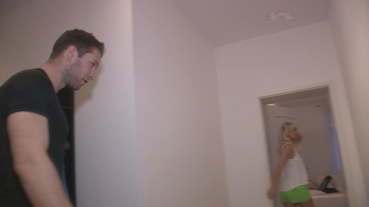 Was ist denn nur los mit mir? Nun halte ich es schon kaum noch einen Tag ohne Schwanz und Fick aus! Ich war mal wieder bei meiner Freundin zu Besuch, denn da gab es ja immer was zu ficken! Sie erzählte mir mir sofort von nem geilen Typen mit dem sie immer Joggen geht. Ich wusste wann sie sich immer verabreden und dachte mir, ich geh auch mal mit ihm ne Runde sporteln ins Freie. Natürlich war ich eher da als sie und nutzte die Chance mit ihm allein. Was das für nen Ärger gab als wir natürlich verspätet zurück kamen, kannst du dir sicher denken! Bin ich ne Schlampe...oder sexsüchtig ? Oh mein Gott ich musste mir schnell was einfallen lassen um es mir bei meiner Freundin nicht zu verscherzen, denn wenn ich mal schnell was zum ficken brauch, finde ich bei ihr immer was! Mehr wird jetzt nicht verraten... anschauen und SPRITZEN !!!