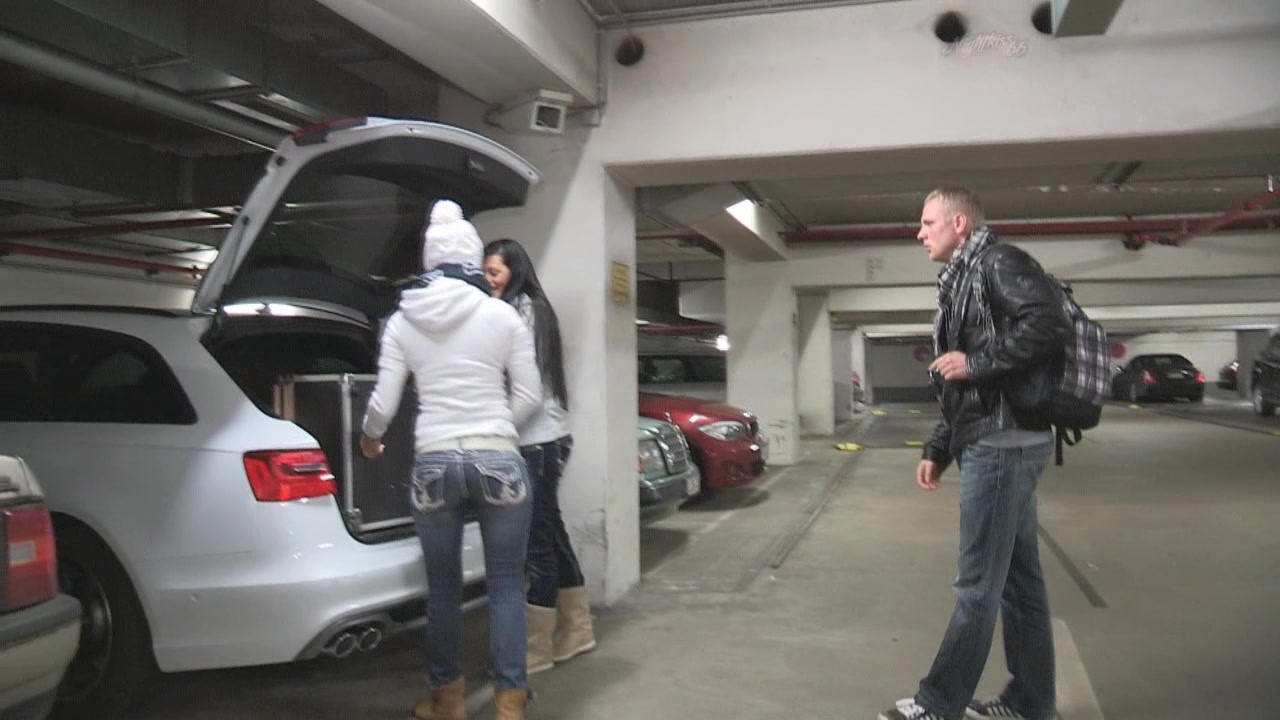 ...frecher geht´s kaum... aber damit sollte man rechnen wenn man uns einfach so in der Öffentlichkeit anspricht... was dabei herauskommt kannst du in einem mega Clip mit meiner süßen Freundin sehen... ich glaube allein ihre prallen Titten 80H bringen jeden Mann um den Verstand und zum spritzen !!!! also: sprich uns an und wir machen auch deine Eier leer !