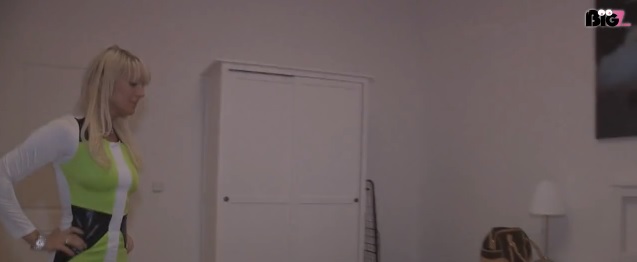 Was macht man wenn im Bett ein süßer junger Typ liegt? genau, sich an seinem Prachtschwanz bedienen? Genau das habe ich getan! Ich konnte mich kaum noch beherrschen, so geil wurde ich dadurch. Sein Rohr wurde immer härter und größer! Als er mir dann noch seinen Arsch entgegenstreckte, konnte ich nicht mehr anders und es überkam mich total. Ich bog sein Glied nach hinten und begann ihn zu wichsen. Natürlich war der Bursche jetzt hellwach... was dann passierte war absolut Hardcore !!! Diesen Fick zähle ich zu einen meiner geilsten ... Hättest du mich auch so extrem gefickt und abgespritzt
