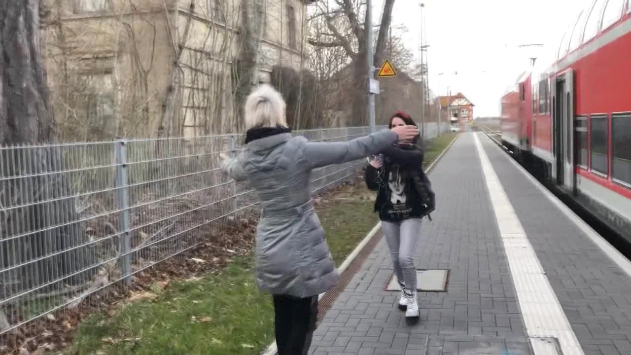 Schöner hätte der Tag nicht sein können und der Abend nicht enden! Ich habe mich wieder mit meiner süßen Freundin Lou getroffen. Aber irgendwie war ich an dem Tag besonders geil. Selbst als ich sie vom Bahnhof abholte kribbelte es bei mir schon überall und ich musste sie gleich noch an Ort und Stelle küssen und unbedingt berühren. Zu Hause angekommen ließen wir unserer Lust freien Lauf. Mit Öl,Streicheln,Küssen,Lecken,feuchten Orgasmen u.v.m. ... schau zu wir wir zu 100% unserer Lust und Leidenschaft freien Lauf lassen bis wir gemeinsam explodieren in einer traumhaften Stellung ...