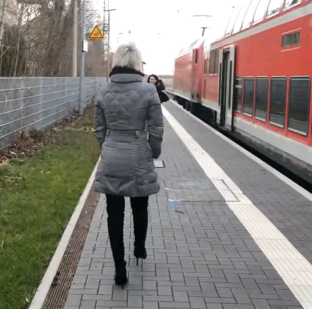 Ein unbeschreibliches Date mit meiner süßen Lou! Schöner hätte der Tag nicht sein können und der Abend nicht enden! Ich habe mich wieder mit meiner süßen Freundin Lou getroffen. Aber irgendwie war ich an dem Tag besonders geil. Selbst als ich sie vom Bahnhof abholte kribbelte es bei mir schon überall und ich musste sie gleich noch an Ort und Stelle küssen und unbedingt berühren. Zu Hause angekommen ließen wir unserer Lust freien Lauf. Mit Öl,Streicheln,Küssen,Lecken,feuchten Orgasmen u.v.m. ... schau zu wir wir zu 100% unserer Lust und Leidenschaft freien Lauf lassen bis wir gemeinsam explodieren in einer traumhaften Stellung ...
