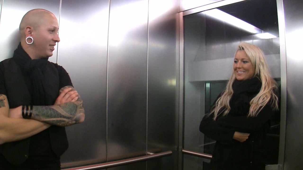 bis zum ANSCHLAG...Abgespritzt...bis der Sabber nur so lief... und sowas von mega geil!!!! Na der kam mir doch gerade recht...nach einer feucht-fröhlichen Party traf ich ihn im Fahrstuhl...was für ein Sprücheklopfer, den musste ich haben! Was dann passierte war so unglaublich...vom FICKEN mal abgesehen...rammte er mir auch seinen Dödel in die Kehle...immer und immer wieder. Wer meine Clips kennt weiß das ich es die letzten Male immer wieder versucht habe! Aber diesmal war es perfekt und es machte mich extrem feucht bis er mir richtig tief in den Hals rotzte!!!!...Ich will das jetzt öfters! Du auch? Dann melde Dich!!!!