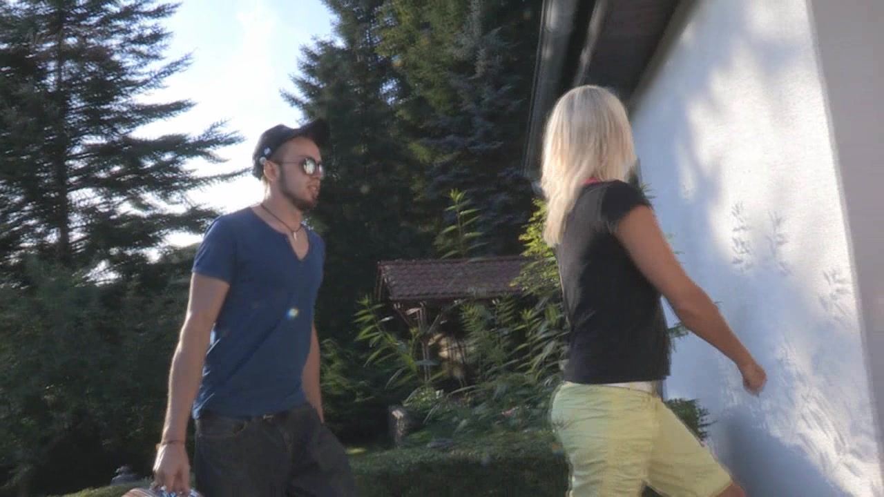 ...mit krassem Ende !!!! Den kleinen Kerl hatte ich mir schon lange ausgeguckt und war schon ne Weile mit ihm hier im Kontakt. Ich hatte mir ein Häuschen übers Wochenende gemietet und fragte ihn frech ob er nicht Lust hätte mit mir dort das Wochenende zu verbringen?! Natürlich sagte er zu. Oh man war ich aufgeregt ... ein ganzes We mit nem süßen Jüngling verbringen. Kaum das Türchen geöffnet, musste ich auch schon einen Schwanztest machen. Meine Fötzchen lief schon aus vor Geilheit und sein Prachtschwanz war schon fast am explodieren. Ich wollte ihn aber noch etwas zappeln lassen um ihn dann in heißen Dessous,Halterlosen und Heels zu überraschen. Was mir auch sichtlich gelang. Als er mich so sah konnten wir nicht mehr anders als uns in Ekstase zu ficken ... Mir verging Hören und Sehen ..und die Stellungen waren verrückt. Doch was dann geschah haute mich um .... der Waaaaahnsinn ... 1000% Abspritzgarantie !