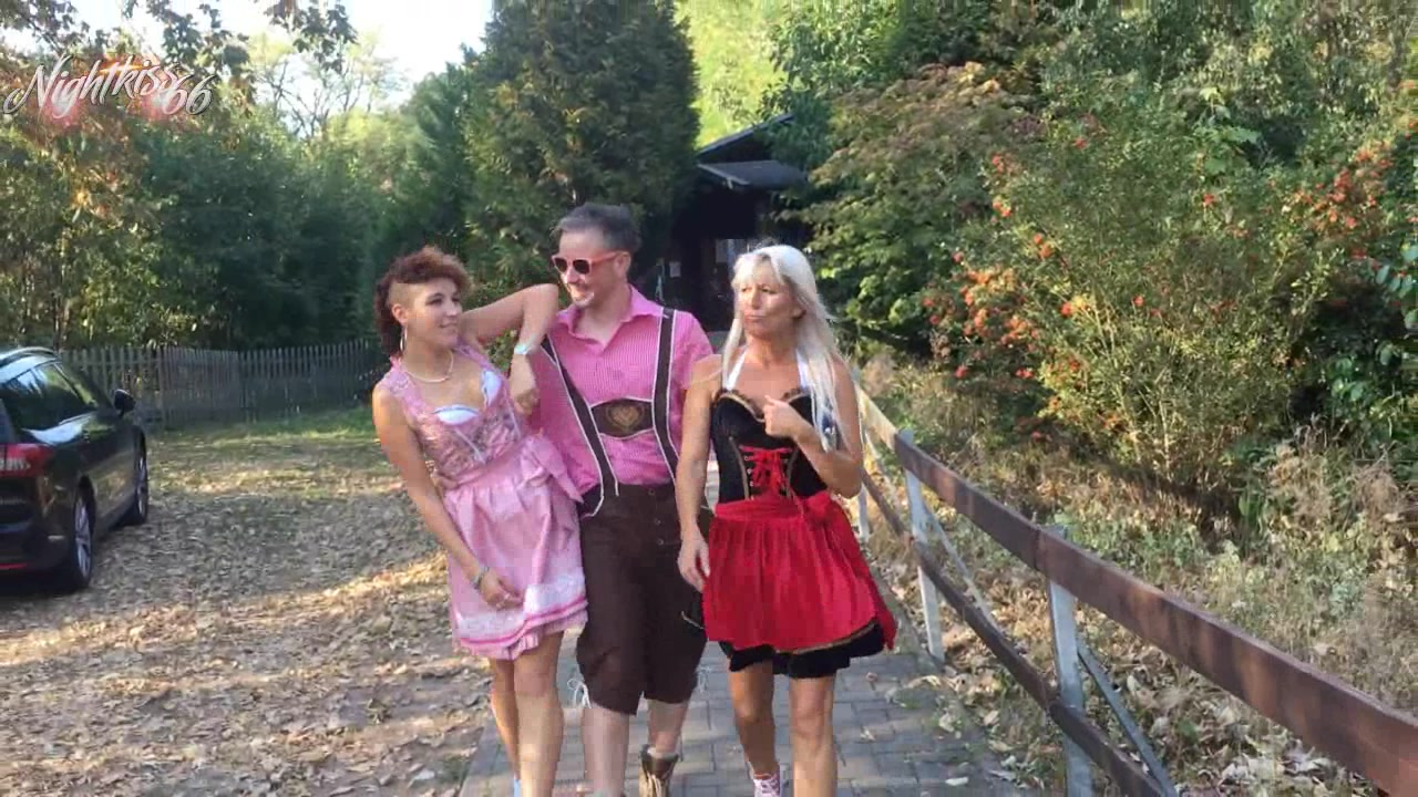Ich bin mit meiner süßen Freundin unterwegs zum Oktoberfest. Natürlich ohne Slip und mit Plug in unseren Ärschen! Die Schleife links gebunden. Ich hoffe Du weißt was das heißt! Und immer wieder läuft uns ein aufdringlicher Typ mit Fleischpeitsche über den Weg! Wir haben extremen Spaß den ganzen Abend bis in den Morgen! Was uns dann passiert ist so geil! Wir werden dieses Erlebnis nie vergessen !