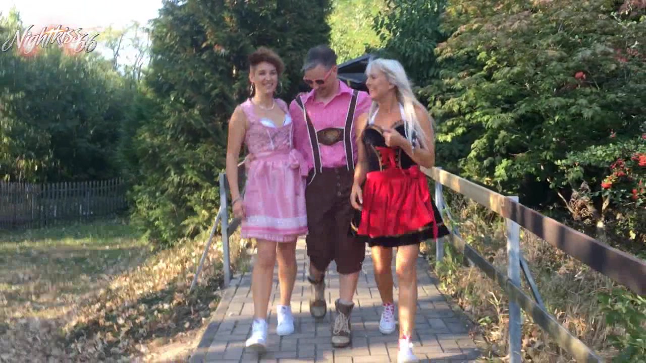 Wiesn SPRIZZ !!! Ich bin mit meiner süßen Freundin unterwegs zum Oktoberfest. Natürlich ohne Slip und mit Plug in unseren Ärschen! Die Schleife links gebunden. Ich hoffe Du weißt was das heißt! Und immer wieder läuft uns ein aufdringlicher Typ mit Fleischpeitsche über den Weg! Wir haben extremen Spaß den ganzen Abend bis in den Morgen! Was uns dann passiert ist so geil! Wir werden dieses Erlebnis nie vergessen !