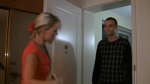 ...und dann so etwas! ;-) Zum ersten war es der Freund meiner süßen Nachbarin...und zum zweiten wollte er an dem Abend den 1. Sex mit ihr erleben! Sie war nicht da, also klingelte er bei mir und ich versuchte ihn zu trösten.Wie einige wissen hatte ich ja schon mal einen SCHNELLSPRITZER...aber ihr 18 jähriger Freund übertraf alles! Das wollte er natürlich wieder gut machen ...und zwar mit FISTEN! ..und was da passieren kann wenn man sich nicht damit auskennt ist kaum zu beschreiben...es war einfach unglaublich und sensationell...schau es dir an und du weißt was ich meine!!! Kisses und viel Spaß!