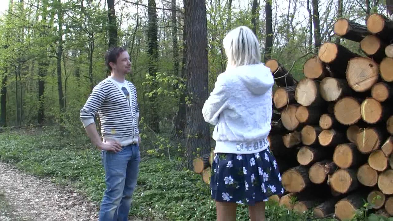 Das vielleicht letzte mal Oudoor - ...wenn das nicht das ganze Dorf gehört hat fress ich nen Besen...lach...so laut war ich echt noch nie!!! ...ist ja auch kein Wunder wenn er mir da plötzlich seinen fetten Riemen in den Arsch schiebt! Aber ich will mich ja nicht beschweren, denn so gefällts mir ja und so dreckig brauch ich es! Ein geiler Outdoorstart mit geilem Ficken & Spritzen...aber schau es dir lieber an und denk dran deine Boxen leiser zu stellen ...laut geschrien ist noch untertrieben ;-)