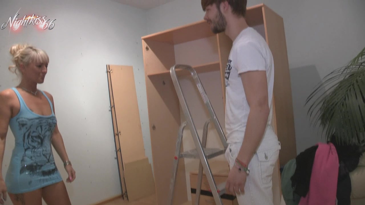 Maler Azubi knallt mich heftig weg ! Was ist nur mit der heutigen Jugend los ! Da ich handwerklich nicht so begabt bin rief ich nen Kumpel an der eine Malerfirma hatte. Eigentlich dachte ich er kommt persönlich, denn wir kannten uns schon ne Weile und für seine Arbeiten habe ich immer in Naturalien gezahlt ! Doch als ich die Tür öffnete stand da ein süßer Azubi. Oh mein Gott dachte ich-kein Geld im Haus und sexhungrig war ich auch noch! Doch irgendwie kam mir das alles komisch vor! Hatte mein Kumpel irgendwas erzählt?! Denn als er auf der Leiter stand mit offenem Hosenstall konnte ich schon fast seinen harten, prallen Schwanz sehen. Darauf musste ich ihn ansprechen und dann glaubst Du nicht was passierte! Ich konnte gar nicht so schnell wie ich seinem RIESENSCHWANZ in Maul und Fotze hatte! Mehr sage ich jetzt nicht, denn den Rest musst Du gesehen haben! Unfassbar geil!