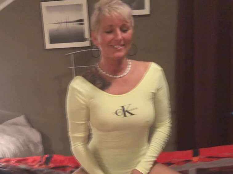 Du wirst diesen Clip niemals vergessen ! Meine süße und geile Freundin ( Kamerafrau) treibt mich mit ihren Spielchen in den Wahnsinn der Orgasmen ! ob Anal oder ... alles was sie von mir verlangt treibt mich an meine Grenzen !  Schreib mir gern  ob sie dies viel öfter mit mir machen sollte !? Kiss Kiss