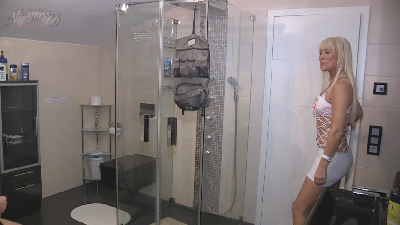 Das hätte ich nie für möglich gehalten! Mein Kumpel und guter Freund besucht mich öfters um seinen Druck abzulassen, obwohl er ne Muschi zu Hause zum ficken hat. Aber wie ich weiß ist da nicht mehr viel los! Er meinte sich nochmal frisch machen zu müssen ehe wir hemmungslos übereinander herfallen können. Irgendwie kam mir das zu lange vor und ich schaute nach. Als hätte ich es geahnt, sitzt er da und wichst sein Rohr schon mal und schaut sich dabei auf dem Handy Pornos von mir an. Da hat er wohl einen großen Fehler begangen! Dafür bin ich doch live da. Wer vorher wichst muss bestraft werden... oder was meinst du? Ohne Rücksicht wird der harte Kolben abgeritten und die Eier krass entleert !