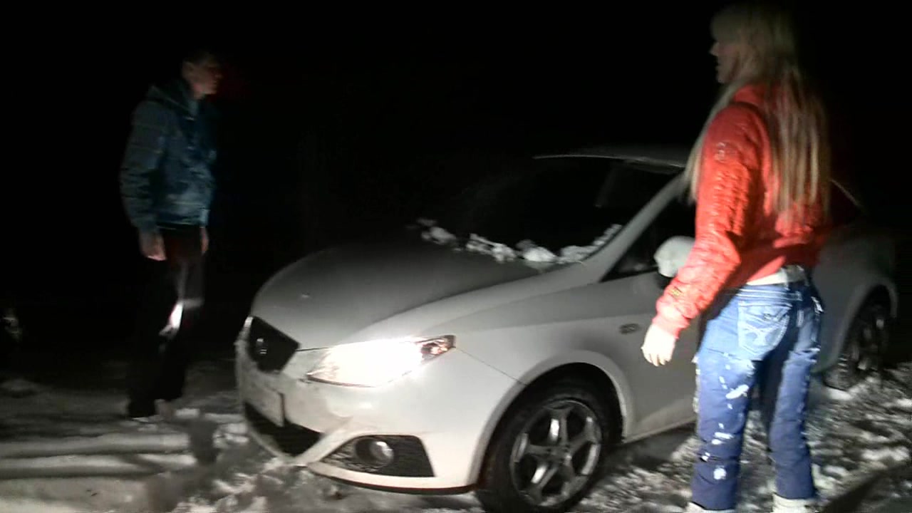 Auf dem Weg nach Hause im dicksten Schnee treffe ich auf einen Jugendlichen(18 Jahre)der mit seinem Auto feststeckt! Will ihm helfen jedoch keine Chance Ich bin fickgeil und nutze dies total aus! Bei-10Grad hole ich seinen dicken Schwanz raus und biete ihm einen geile Blowjob an! Wie extrem ! Er will FICKEN! Runter mit der Hosen und er besorgt es mir hart von hinten in der Kälte ! RESPEKT! Der fette Schwanz steht! Ich bekomme bei Eiseskälte ne Megaladung SPERMA ! Schöne Bescherung/HAMMERFICK!!