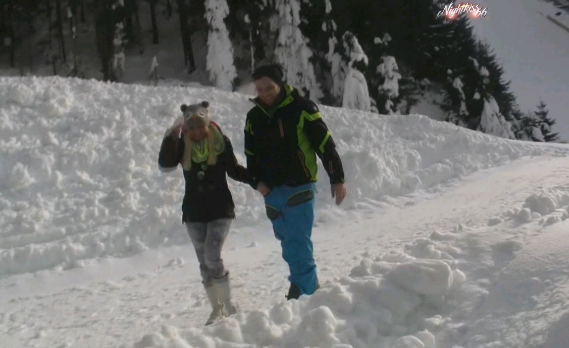 Spontan... Outdoor ... Public.. Cumshot... Spermawalk ...Da habe ich mal als Amateur wirklich Fantasie bewiesen, denn ich habe mich zum privaten Amateurporno Dreh nach draußen begeben und es gewagt an der Weltcupschanze in Oberhof ganz spontan einen Wintersportler anzusprechen ! Ich hatte echt Glück, denn das ist einer meiner Amateur Clips die sich wirklich nicht hinter den grossen Produktionen verstecken müssen, ganz im Gegenteil, denn hier ist nichts gespielt ! Schwanzentsaftung an außergewöhnlichen Orten... Die Outdoor- Saison ist bei der Nightkiss eröffnet !!! Es wird noch vieles folgen ...