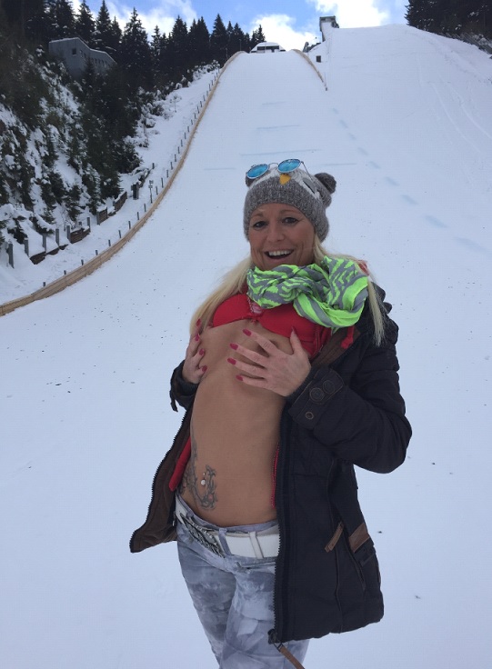 Oberhof - einmaliger Clip-Outdoor-Public-verrückt! Spontan... Outdoor ... Public.. Cumshot... Spermawalk ...Da habe ich mal als Amateur wirklich Fantasie bewiesen, denn ich habe mich zum privaten Amateurporno Dreh nach draußen begeben und es gewagt an der Weltcupschanze in Oberhof ganz spontan einen Wintersportler anzusprechen ! Ich hatte echt Glück, denn das ist einer meiner Amateur Clips die sich wirklich nicht hinter den grossen Produktionen verstecken müssen, ganz im Gegenteil, denn hier ist nichts gespielt ! Schwanzentsaftung an außergewöhnlichen Orten... Die Outdoor- Saison ist bei der Nightkiss eröffnet !!! Es wird noch vieles folgen ...