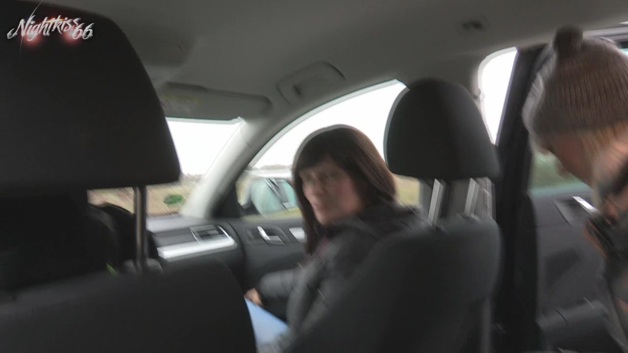 Nichtsahnend bin ich mit meiner Freundin zu Fuß auf dem Heimweg, als uns ein wildfremder Typ einfach anquatscht ! Da es noch mega weit war und kalt dazu stiegen wir dummerweise in seinen Wagen. Ob das ein Fehler war? Ich forderte ihn auf an der Straße anzuhalten um unsere vollen Blasen zu leeren ... dabei sahen wir wie der Typ schon sabberte. Was tun wir denn jetzt ? Wieder rein ins Auto und hoffen das er uns unversehrt Heim fährt. Was dann in den nächsten Minuten passierte glaubst Du nicht! Nicht nur das wir uns von einem UNBEKANNTEN einfach vögeln lassen...nein es kommt am Ende viel schlimmer ! OMG ...