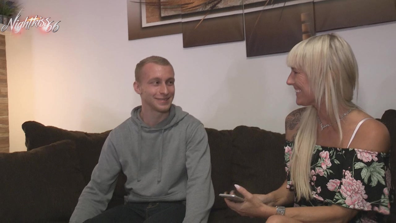 Da freue ich mich schon ewig darauf mal wieder Abends etwas mit meiner besten Freundin zu unternehmen und dann passiert das ! Obwohl ich sagen muss, wenn ich drüber nachdenke, bin ich sogar etwas glücklich darüber. Denn es stand nicht Anne vor der Tür, sondern ihr kleiner Bruder Tim. Er wollte mir erklären das sie schon ein paar mal angerufen hätte und er mir nur bescheid geben wolle. Aber sein Blick sagte mir irgendetwas anderes. Es kribbelte schon etwas in mir, weil ich mir genau denken konnte was er wollte. Er wusste nämlich das ich ein kleines dreckiges Hobby habe und mich auch schon öfters mit Jungschwänzen getroffen habe. Ich stellte ihn zur Rede und merkte das er überhaupt nicht abgeneigt war aber dafür total schüchtern und das machte mich noch geiler auf ihn! Du willst wissen wie ich ihn verführt habe? Du willst wissen was und wie wir es getrieben haben? Du willst wissen wie oft ich gekommen bin? Du willst wissen wie oft er gekommen ist? Dann schau Dir diesen mega