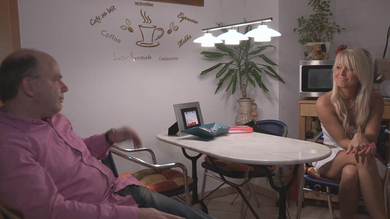 Das ich diese Gelegenheit mal ausnutze wäre mir nie im Traum eingefallen. Ich ficke mit dem Vater meiner Teenyfreundin, blase ihm sein geiles Fickrohr. Wie er es genießt wie sein fetter Schwanz aus meiner Mundfotze rein und raus gleitet... da merkte ich doch gleich, dass er darauf schon lange gewartet hat... Sein 23x6 cm Kolben füllt mich total aus bis ich meine Geilheit nicht mehr zurückhalten kann... Er lässt nicht eher locker bis er mir seine heftige Sacksahne übergibt... wie lange hat der denn schon nicht gepoppt... ich hoffe nur das dies niemals rauskommt... dann hat sich unsere Freundschaft erledigt !