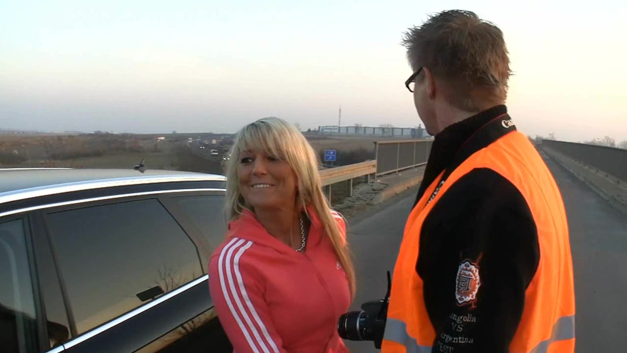 Mein geilster Outdoorclip dieses Jahr und dann gleich so krass!?!?Hatte an der A14 einen Zivilbeamten übersehn...und natürlich keine Papiere mit...verdammt!ich musste ihn überzeugen keine Daten zu verlangen...auch wenn es riskannt war...aber die Sau war nicht abgeneigt...noch schöner! Scheiss auf die ganzen vorbei fahrenden Autos...wenn ich den Schwanz spritzen lasse habe ich gewonnen!Gefickt-Geblasen-Gespritz-Reichlich-alles an der A14! Geiler KICK!!!!