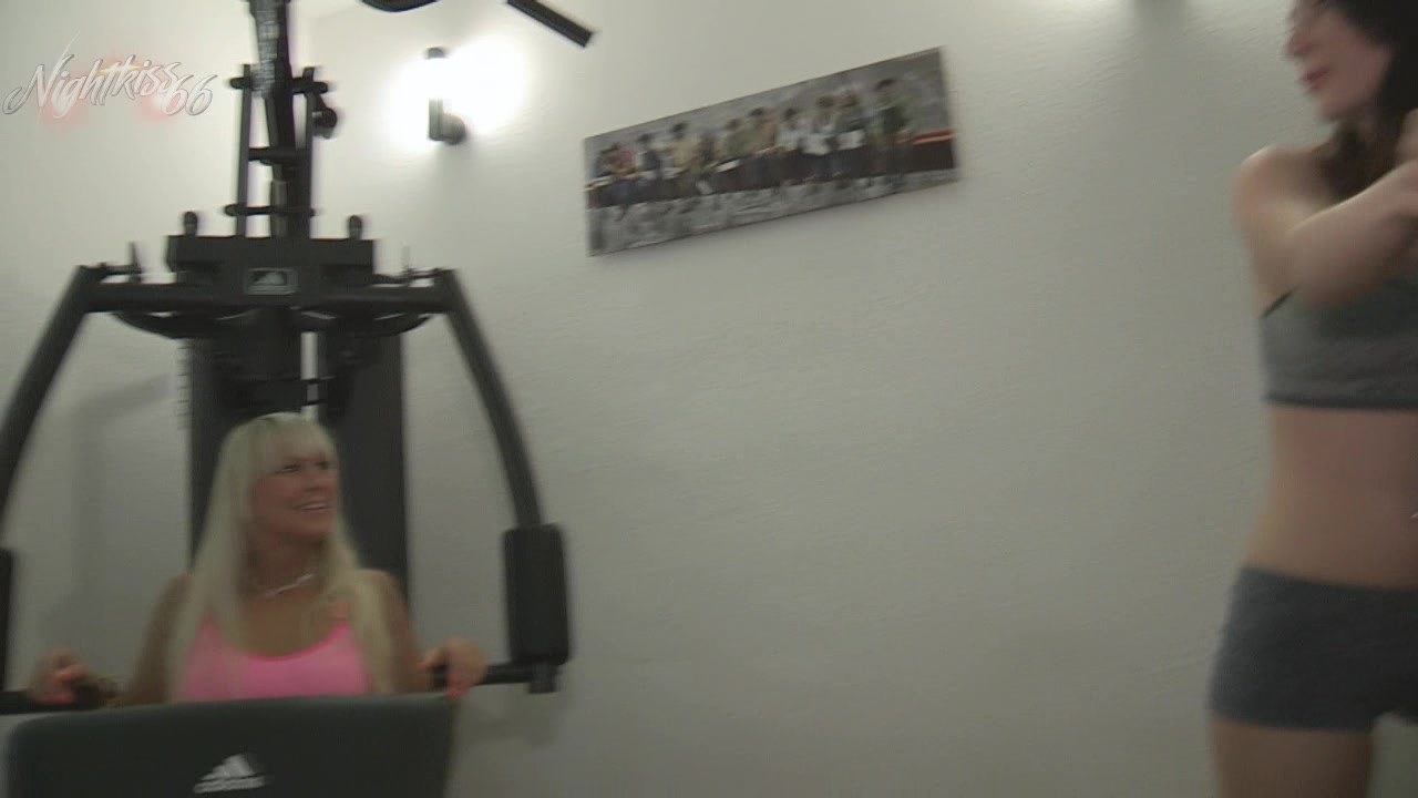 Das meine kleine süße Freundin etwas versaut ist und öfters mal nen Schwanz braucht weiß ich ja! Doch was wird sie wohl zu diesem Riesendödel sagen ?! Ich hatte ja schon am Anfang etwas zu tun, doch ihr kleines Fötzchen ist ja noch etwas enger glaube ich. Ob sie ihn ganz schafft ? Es wird auf jeden Fall heftig gefickt, geritten, geblasen, tief geblasen bis uns diese mega Latte vollspritzt !