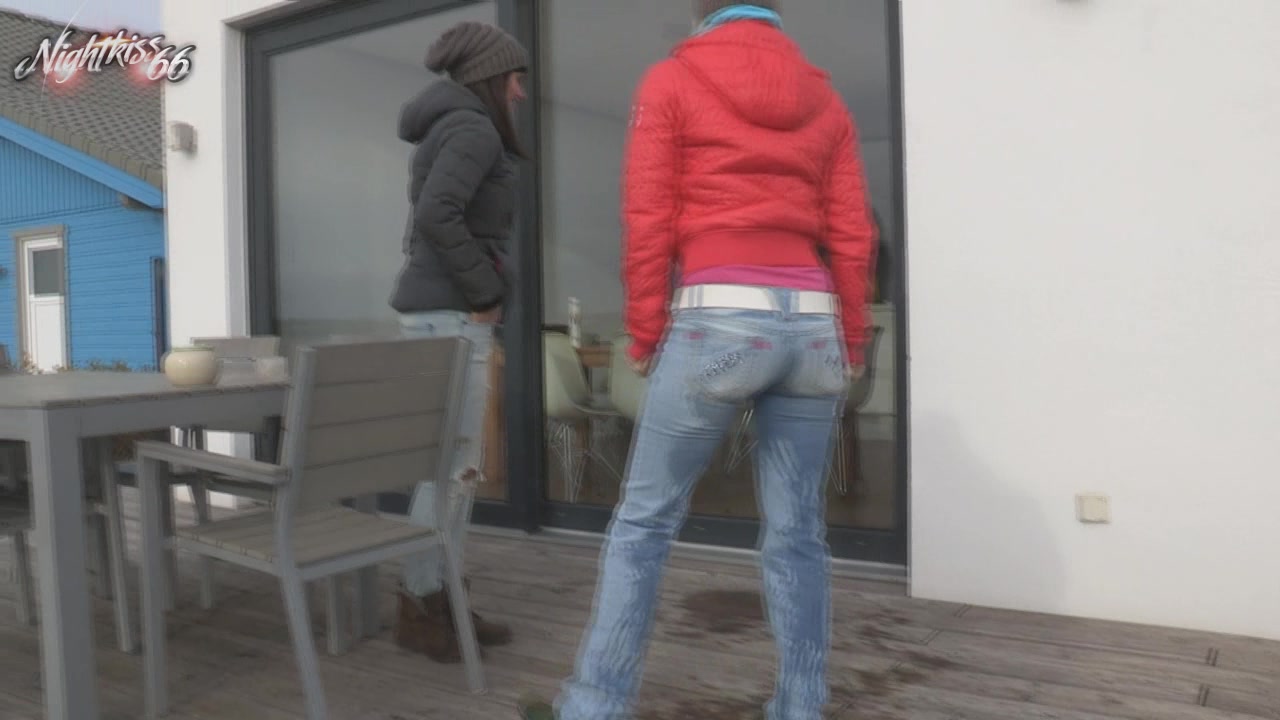 Schlampenpiss ! Dreist eingepinkelt mit meiner Freundin ! Man war das ne krasse Aktion! Ein User hatte uns beide bei sich zu Hause eingeladen. Doch als wir ankamen war weit und breit kein User zu sehen. Fast 1 Stunde haben wir an dem angeblichen Haus auf ihn gewartet, doch nichts passierte. Ich musste ohne Ende pissen und konnte es kaum noch halten. Nun war es mir egal und ich betrat das Privatgrundstück, wo natürlich nicht der User wohnte! Und dann passierte mir das mega peinliche! Ich habe mir noch nie in die Hosen gepinkelt ... ich konnte es mir nicht mehr anhalten und es lief und lief ! Plötzlich öffnete sich oben das Fenster ! OMG ! Ich hatte bei einem Fremden die ganze Terrasse eingesaut ... schnell weg dachten wir, doch plötzlich ging vorn die Tür auf und der Typ stand wieder da. Was dann passierte ist echt Hardcore! Mein bisher extremstes Erlebnis !!!!