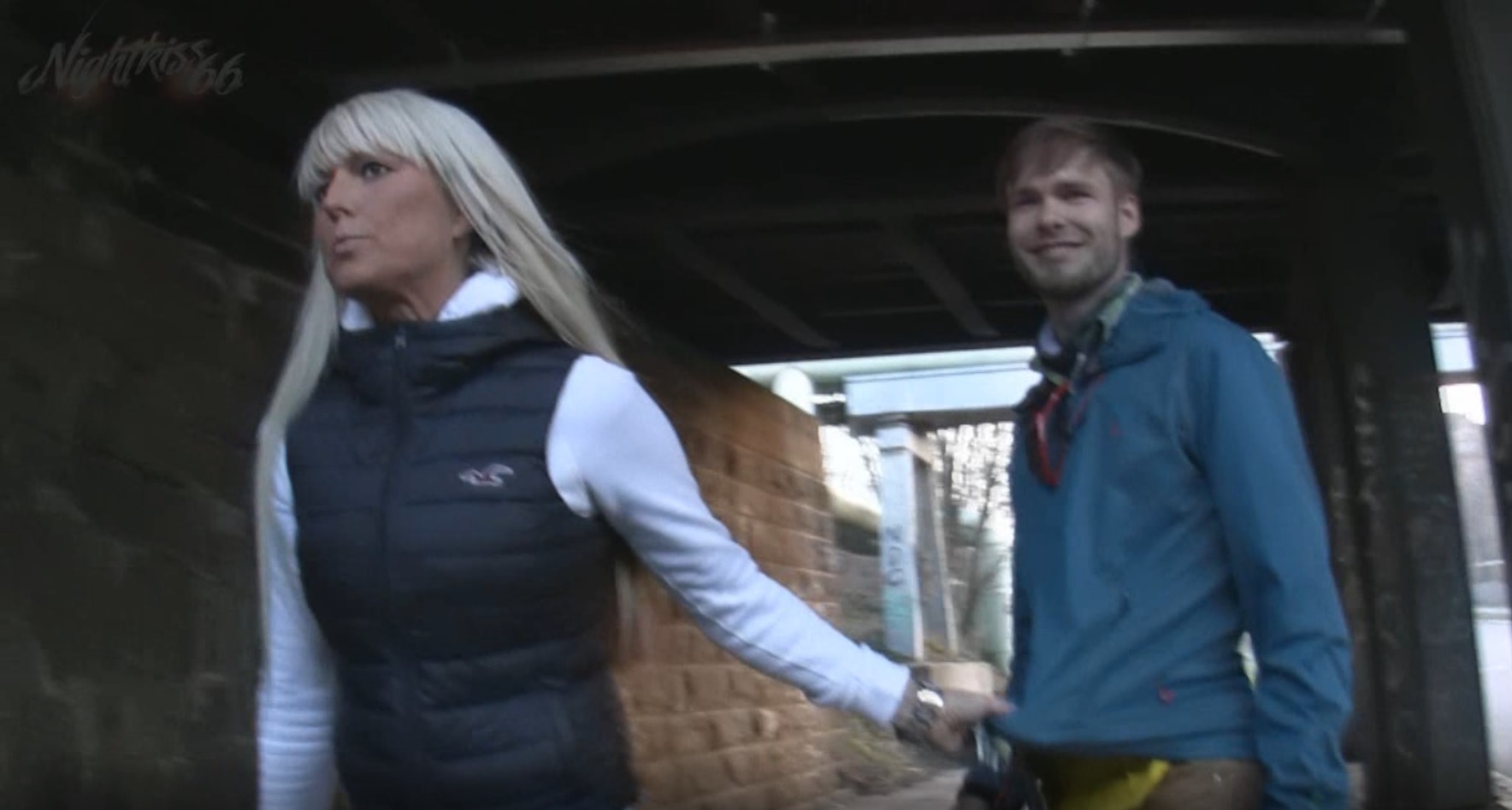 Es wird echt immer besser und abgedrehter ! Es fing schon auf einer gut befahrenen Straße an, wo ich dem Jüngling mit Prachtschwanz, den ich abgeschleppt hatte, einfach den Schwanz blies ! Bin ich denn jetzt total durchgeknallt??? Und was dann danach passierte kann ich kaum in Worte fassen ... Mein bisher verrücktester Fick! Schau Dir an was in meinem Clip total aus dem Ruder läuft ! OMG ! 1000% ABSPRITZGARANTIE !!!