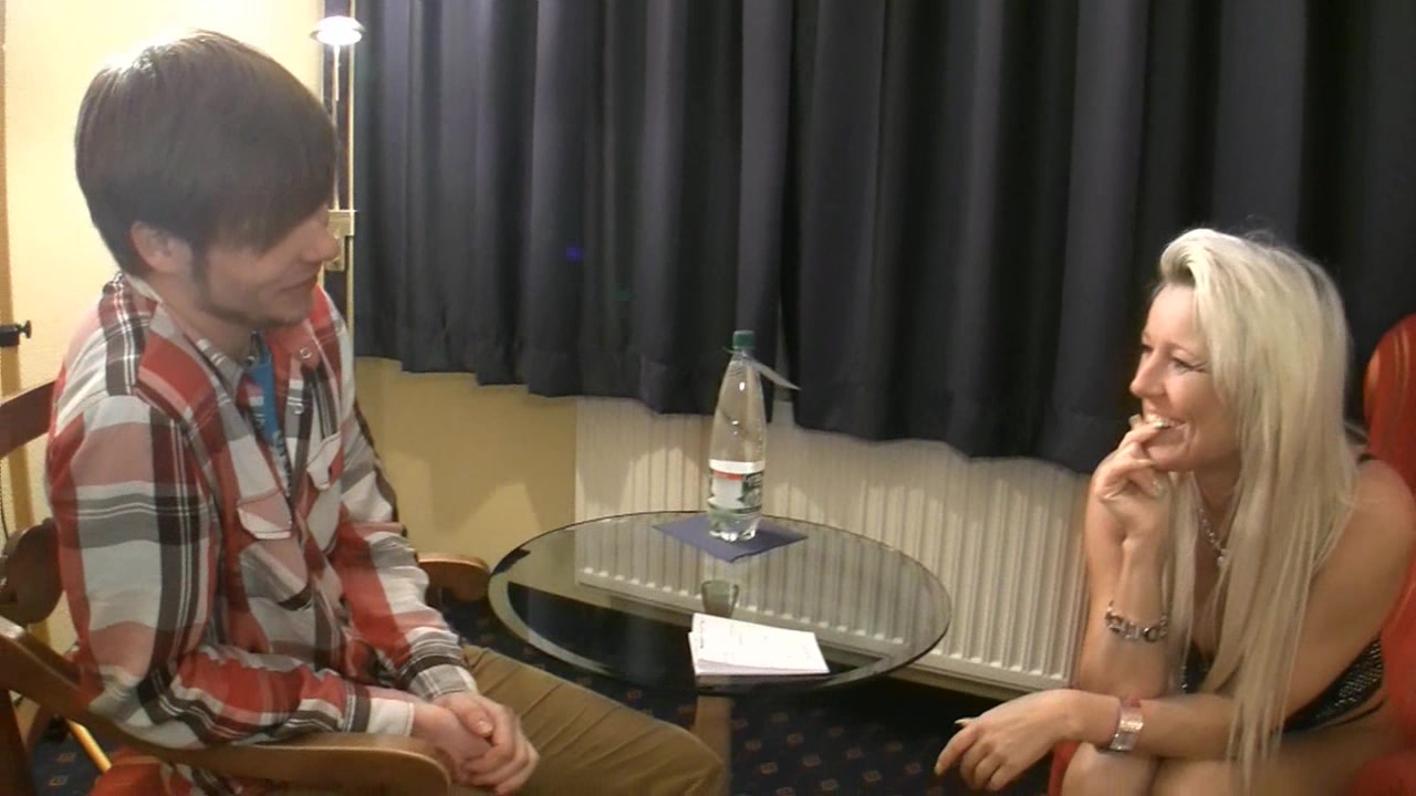 Ich lernte ihn zufällig kennen und er erzählte mir das er gerade seine Lehre als Koch beendet hat. Wie passend, ich plante nämlich ne extrem geile Party und brauchte da ein paar Anregungen von ihm, was mein besonderes Buffet anbelangte. Da ich ihn auch sehr lecker fand nahm der Abend seinen Lauf und ich verführte ihn. Ich merkte sofort das er total untervögelt war, so wie er ranging!!! Ich geilte ihn richtig schön auf...mein Gott konnte der geil ficken...aber nicht nur das! :-) Unterfickte Jungs sind geil und können hammer spritzen !!!!