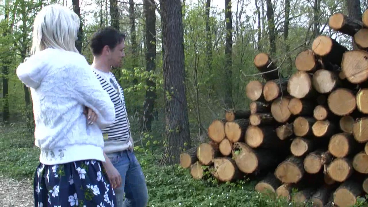 Na die Outdoor-Saison fängt ja geil an...wenn das nicht das ganze Dorf gehört hat fress ich nen Besen...lach...so laut war ich echt noch nie!!!
...ist ja auch kein Wunder wenn er mir da plötzlich seinen fetten Riemen in den Arsch schiebt! Aber ich will mich ja nicht beschweren, denn so gefällts mir ja und so dreckig brauch ich es! Ein geiler Outdoorstart mit geilem Ficken & Spritzen...aber schau es dir lieber an und denk dran deine Boxen leiser zu stellen ...laut geschrien ist noch untertrieben ;-)