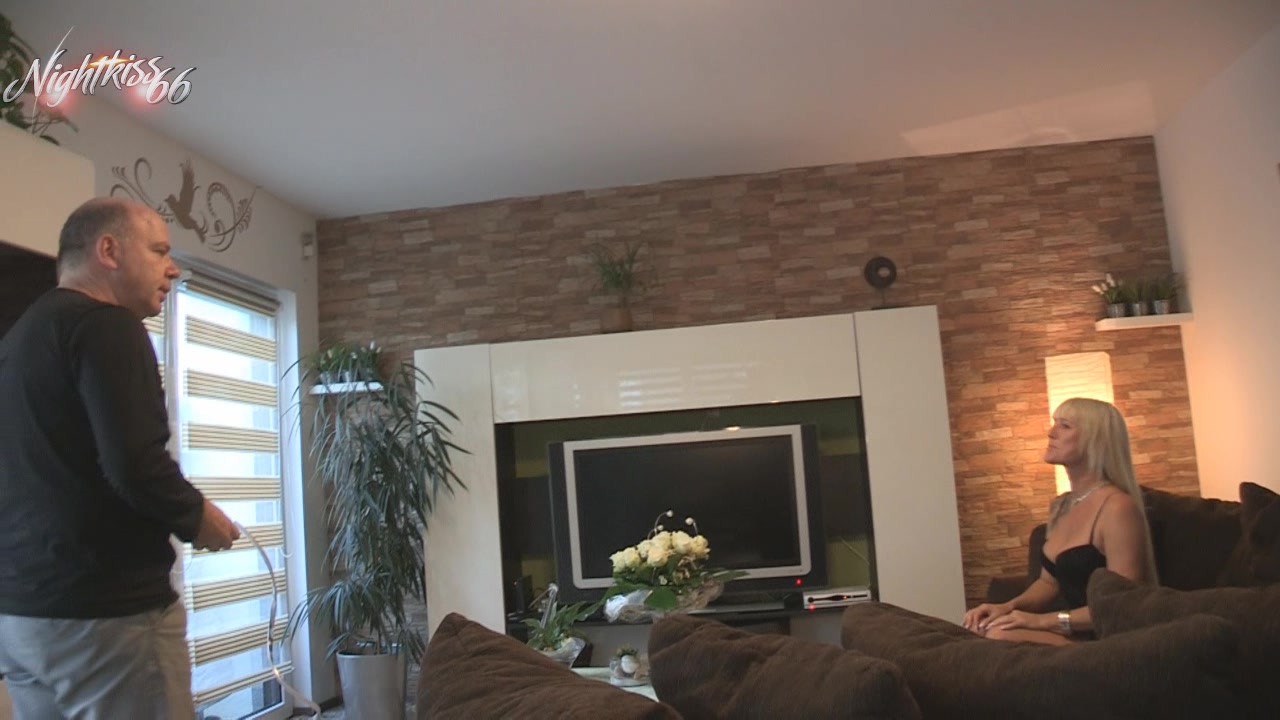 Eigentlich müsste ich mich schämen! Ich erwartete einen User mit dem ich mich verabredet hatte! Doch plötzlich kurz vor dem Treffen bekam ich überraschenden Besuch vom Vermieter. Oh Gott - ich war schon total sexy angezogen und öffnete auch noch so die Tür! Was dann geschah überraschte mich extrem! Ein Fremdfick der es in sich hatte... Ob mein Besuch danach etwas gemerkt hat was vorher geschah?