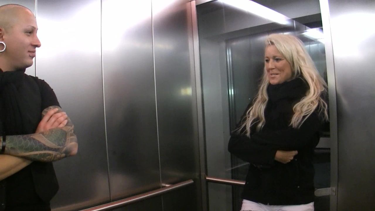 bis zum ...Abgespritzt...bis der Sabber nur so lief... und sowas von megageil!!!! Na der kam mir doch gerade recht...nach einer feucht-fröhlichen Party traf ich ihn im Fahrstuhl...was für ein Sprücheklopfer, den musste ich haben! Was dann passierte war so unglaublich...vom FICKEN mal abgesehen...rammte er mir auch seinen Dödel in die Kehle...immer und immer wieder. Wer meine Clips kennt weiss das ich es die letzten Male immer wieder versucht habe! Aber diesmal war es perfekt und es machte mich extrem feucht bis er mir richtig tief in den Hals rotzte!!!!...Ich will das jetzt öfters! Du auch? Dann melde Dich!!!!