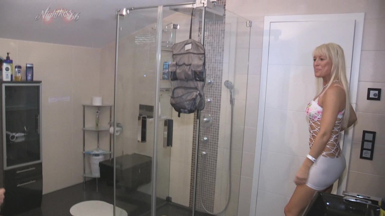 mich öfters um seinen Druck abzulassen, obwohl er ne Muschi zu Hause zum ficken hat. Aber wie ich weiß ist da nicht mehr viel los! Er meinte sich nochmal frisch machen zu müssen ehe wir hemmungslos übereinander herfallen können. Irgendwie kam mir das zu lange vor und ich schaute nach. Als hätte ich es geahnt, sitzt er da und wichst sein Rohr schon mal und schaut sich dabei auf dem Handy Pornos von mir an. Da hat er wohl einen großen Fehler begangen! Dafür bin ich doch live da. Wer vorher wichst muss bestraft werden... oder was meinst du? Ohne Rücksicht wird der harte Kolben abgeritten und die Eier krass entleert !