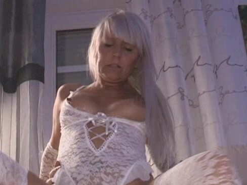 Ganz in Weiß präsentiere ich mich ! Aber unschuldig sieht anders aus bei mir! Ich kümmere mich um Dich und Du dich um mich! Du bringst meine Fotze zum spritzen, und genauso werde ich das mit deinem prallen Schwanz tun! Ich werde Dich intensiv reiten und vieles mehr! (mit Nahaufnahmen) ...Na wie lange wirst du es aushalten?