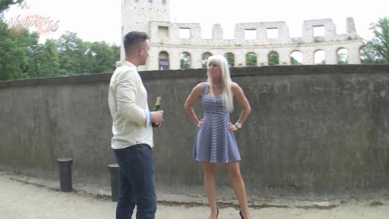 So schnell kann es gehen! Ich war nichtsahnend in ner schicken Stadt zu Besuch und machte am frühen Abend noch nen kleinen Spaziergang und begegnete einem Fan von mir, der mich auch gleich direkt auf mein Hobby ansprach. Ich war total überrascht und er total aufgeregt. Das Vorspiel fing dann gleich in aller Öffentlichkeit im Park an. Natürlich wussten wir beide das es auf Weiteres hinauslaufen würde! Spontaner Sex ist doch am geilsten! Vielleicht treffen wir uns ja auch mal zufällig!