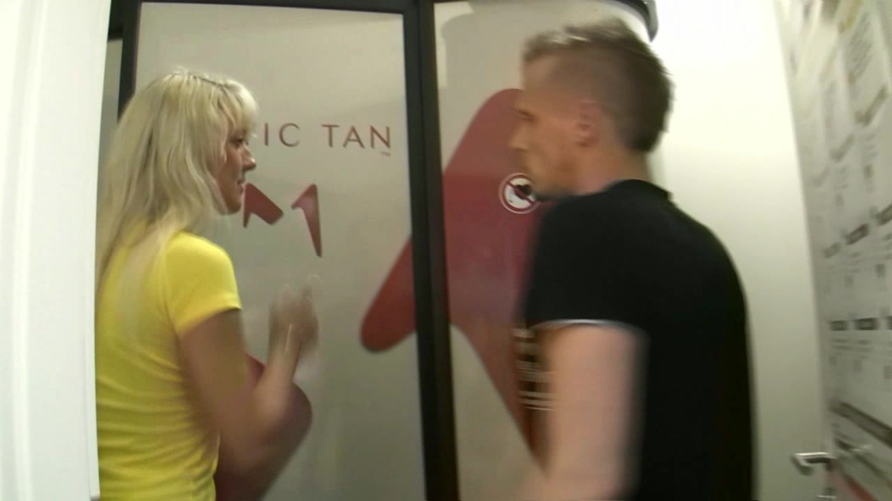 Ich wollte mal seine neue Bräunungsdusche testen...am Sonntag wo eigentlich geschlossen ist! Natürlich funktionierte nichts! ABSICHT? :-)....auch wenn...das nutze ich doch aus...der süsse JUNGSCHWANZ war verdammt geil wie ich bemerkte und hatte was anderes im Sinn!!!!...also: ficken und abmelken ist angesagt, statt andere Dinge!!!! Er bringt mich und sich geil zum spritzigen Orgasmus!!!