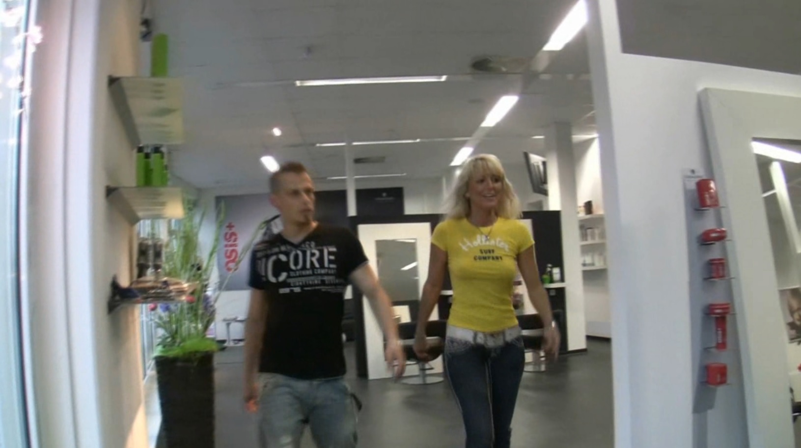 mitten im Salon - jungen dicken Prachtschwanz entsaftet! Ich wollte mal seine neue Bräunungsdusche testen...am Sonntag wo eigentlich geschlossen ist! Natürlich funktionierte nichts! ABSICHT? :-)....auch wenn...das nutze ich doch aus...der süsse JUNGSCHWANZ war verdammt geil wie ich bemerkte und hatte was anderes im Sinn!!!!...also: ficken und abmelken ist angesagt, statt andere Dinge!!!! Er bringt mich und sich geil zum spritzigen Orgasmus!!!