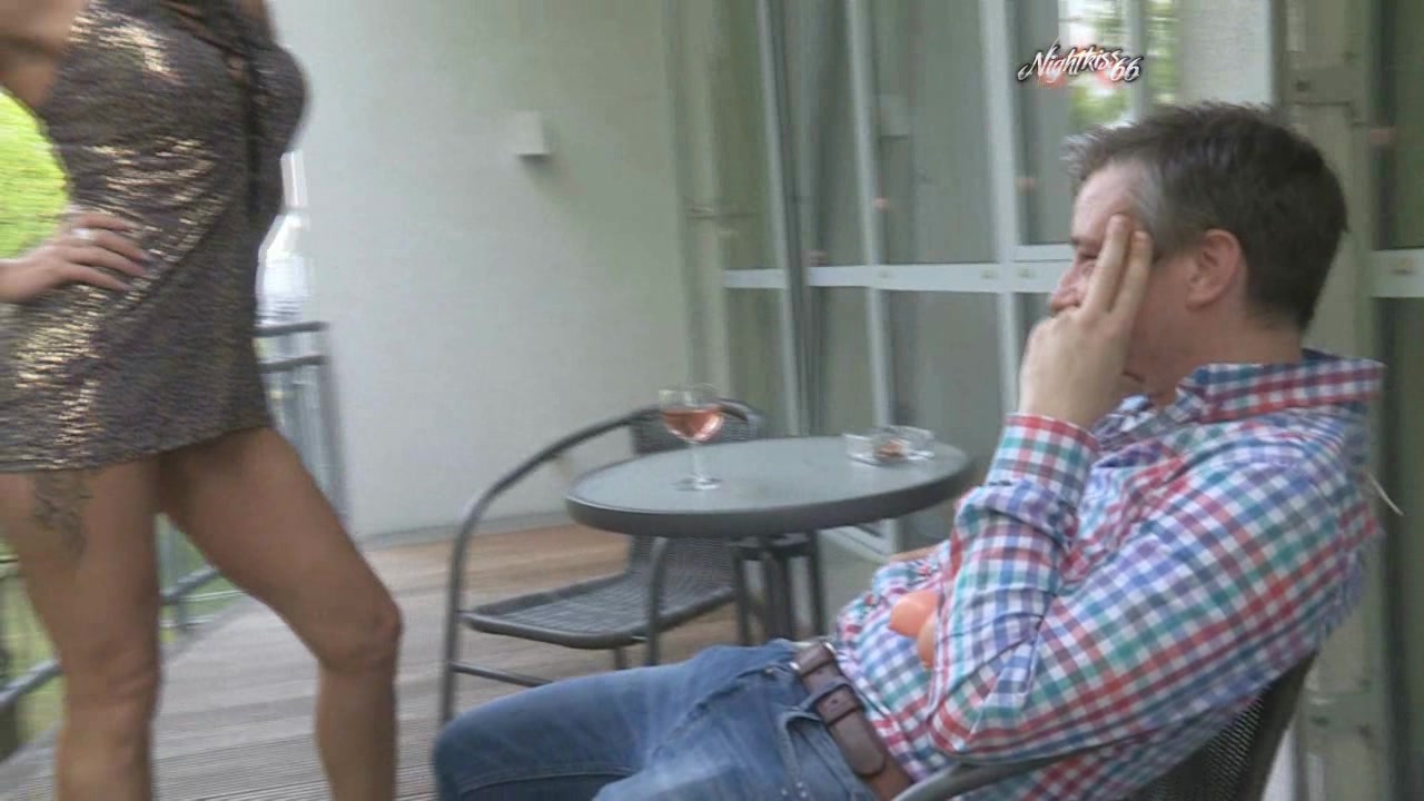 1x wird noch fremd gefickt im Freien !!! Diese Worte musste sich mein bester Kumpel von mir anhören als er nach seinem Junggesellenabschied bei mir eintraf !! Ich freute mich riesig, denn mit ihm hatte ich mit die geilsten Ficks meines Lebens! Doch nun wird es für ihn ernst, denn er wird heiraten. Sehr traurig für mich...denn das heißt ...das war es mit unserer Geschichte! Da er gut unterwegs war, ich im kurzen Minikleid und Heels, nutzte ich die Chance, seinen geilen, dicken Fleischschwanz noch ein letztes mal abzureiten und heftig zum spritzen zu bringen! Mitten auf dem Balkon holte ich sein großes Teil raus und los ging es... ohne Rücksicht auf Nachbarn u.s.w. Kurz und Knackig ! Ein sensationeller Fick der mir noch lange in Erinnerung bleiben wird! Ich hoffe wir sehen uns trotzdem noch heimlich !!!