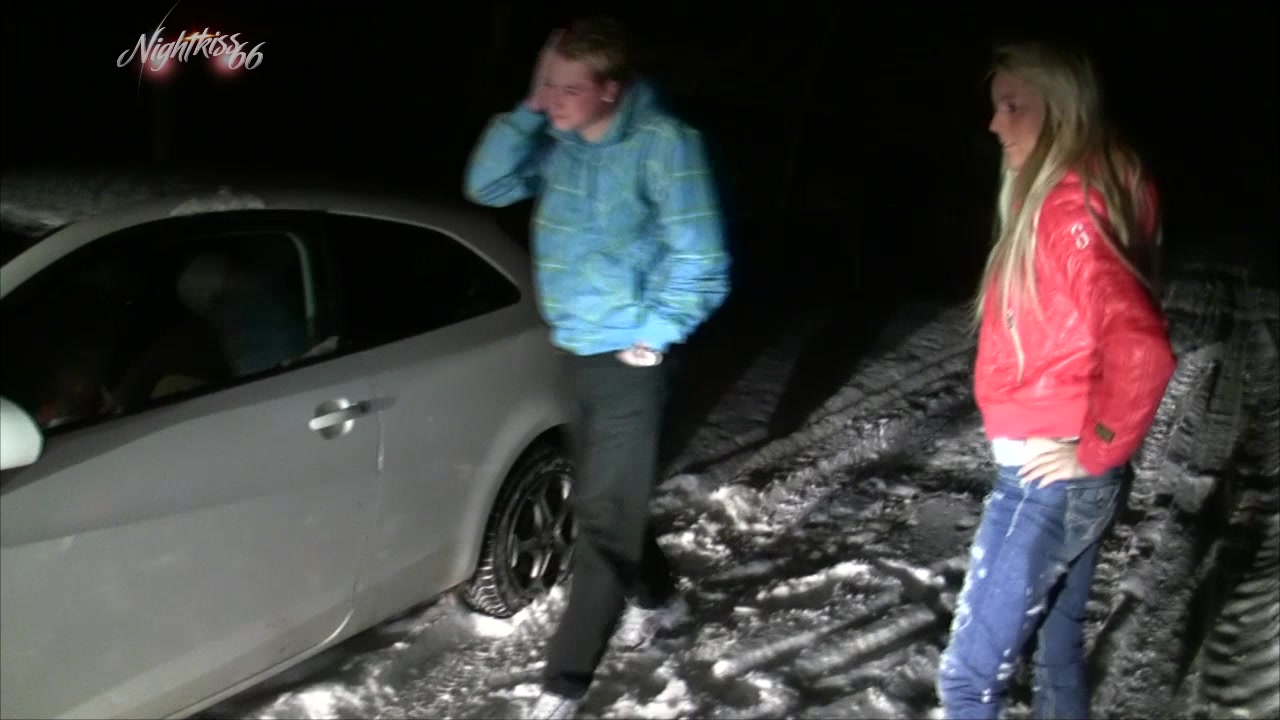 Ich war am We im Harz. Auf dem Weg in meine Unterkunft, im dicksten Schnee, treffe ich auf einen Teenager der mit seinem Auto feststeckt! Will ihm helfen,jedoch keine Chance. Ich bin etwas notgeil und nutze dies total aus! Bei Minusgraden hole ich seinen dicken Schwanz raus und biete ihm einen geile Blowjob an!Wie extrem, er will FICKEN! Runter mit der Hose und er besorgt es mir hart von hinten in der Kälte! RESPEKT! Der fette Schwanz steht! Ich bekomme bei Eiseskälte ne Megaladung SPERMA in mein süßes Maul/HAMMERFICK!!