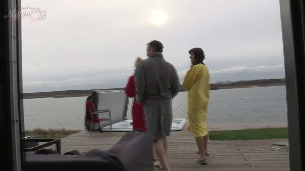 Wir hatten uns einen süßen User eingeladen und hatten eine geniale Idee. Den wollten wir doch mal glatt in unserem Whirlpool vernaschen und das bei nur 2° ! Wir haben seinen Prachtschwanz schön angeblasen da wir ja auf einen geilen Fick aus waren. Danach wurden unsere engen Löcher von seinem Schwanz gestopft bis zum heftigen Orgasmus. Da hatten wir uns ja einen genialen Fickpartner eingeladen. Natürlich musste er uns für dieses Geschenk ficken zu dürfen auch belohnen. Wie wir uns seine Sahne geholt haben, siehst Du in diesem geilen Outdoor - Clip !