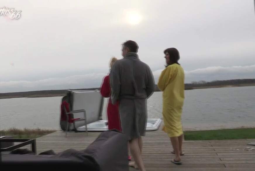 nightkiss66: Verrückter 3er im Outdoorpool im neuen Jahr