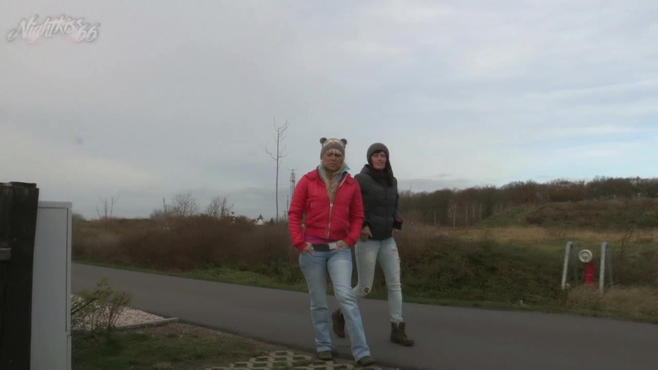 Man war das ne krasse Aktion! Ein User hatte uns beide bei sich zu Hause eingeladen. Doch als wir ankamen war weit und breit kein User zu sehen. Fast 1 Stunde haben wir an dem angeblichen Haus auf ihn gewartet, doch nichts passierte. Ich musste ohne Ende pissen und konnte es kaum noch halten. Nun war es mir egal und ich betrat das Privatgrundstück, wo natürlich nicht der User wohnte! Und dann passierte mir das mega peinliche! Ich habe mir noch nie in die Hosen gepinkelt ... ich konnte es mir nicht mehr anhalten und es lief und lief ! Plötzlich öffnete sich oben das Fenster ! OMG ! Ich hatte bei einem Fremden die ganze Terrasse eingesaut ... schnell weg dachten wir, doch plötzlich ging vorn die Tür auf und der Typ stand wieder da. Was dann passierte ist echt Hardcore!