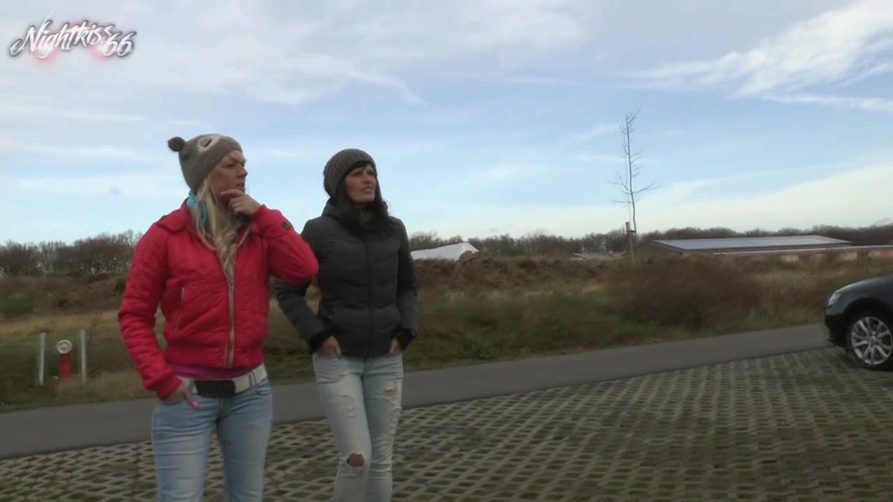 Mein bisher extremstes und peinlichstes Erlebnis ! Man war das ne krasse Aktion! Ein User hatte uns beide bei sich zu Hause eingeladen. Doch als wir ankamen war weit und breit kein User zu sehen. Fast 1 Stunde haben wir an dem angeblichen Haus auf ihn gewartet, doch nichts passierte. Ich musste ohne Ende pissen und konnte es kaum noch halten. Nun war es mir egal und ich betrat das Privatgrundstück, wo natürlich nicht der User wohnte! Und dann passierte mir das mega peinliche! Ich habe mir noch nie in die Hosen gepinkelt ... ich konnte es mir nicht mehr anhalten und es lief und lief ! Plötzlich öffnete sich oben das Fenster ! OMG ! Ich hatte bei einem Fremden die ganze Terrasse eingesaut ... schnell weg dachten wir, doch plötzlich ging vorn die Tür auf und der Typ stand wieder da. Was dann passierte ist echt Hardcore!