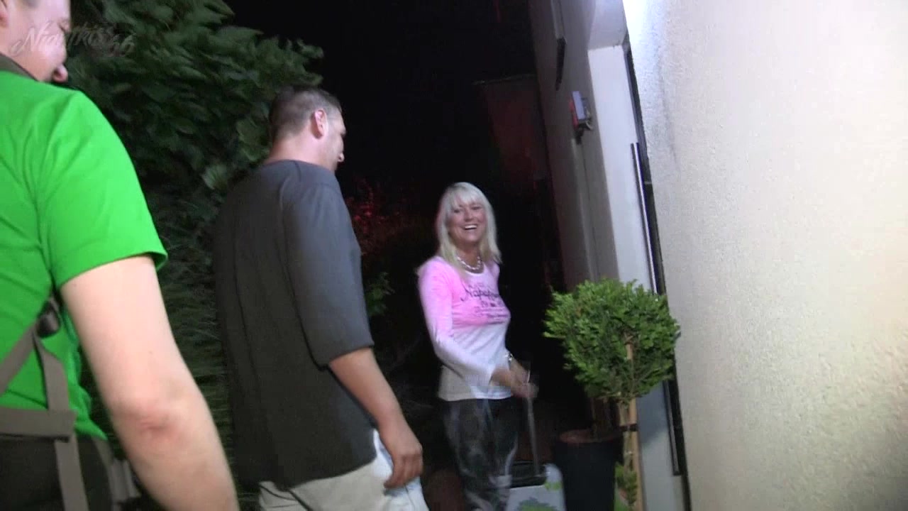 Es durften mich wieder 2 User ein ganzes Wochenende beglücken !!! Ich mietete ein tolles Haus und freute mich auf meine beiden Jungs, die mit vollen Eiern und prallen Schwänzen erschienen!
Das hieß für mich auf jeden Fall 3 Tage ordentlich ficken, massige Orgasmen und ne Menge Sperma ! Es war ein besonders geiles Wochenende und ich werde dies bald wiederholen.
Knutscha und viel Spaß beim SPRITZEN!