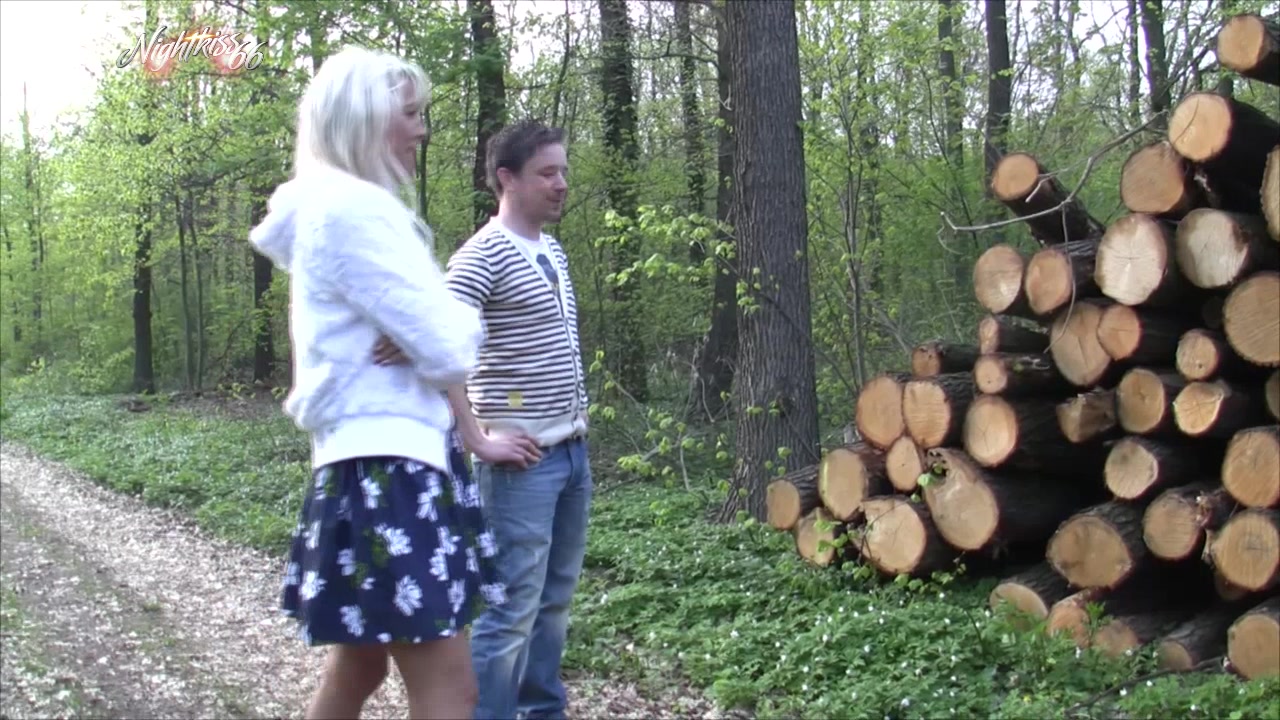 ...ich war nicht zu überhören! Na die Outdoor-Saison fängt ja geil an. Wenn das nicht das ganze Dorf gehört hat fress ich nen Besen. So laut war ich echt noch nie!!!
Ist ja auch kein Wunder wenn er mir da plötzlich seinen fetten Riemen in den Arsch schiebt! Aber ich will mich ja nicht beschweren, denn so gefällts mir ja und so dreckig brauch ich es! Ein geiler Outdoorfick mit geilem Spritzen...aber schau es dir lieber an und denk dran deine Boxen leiser zu stellen ...laut geschrien ist noch untertrieben ;-)