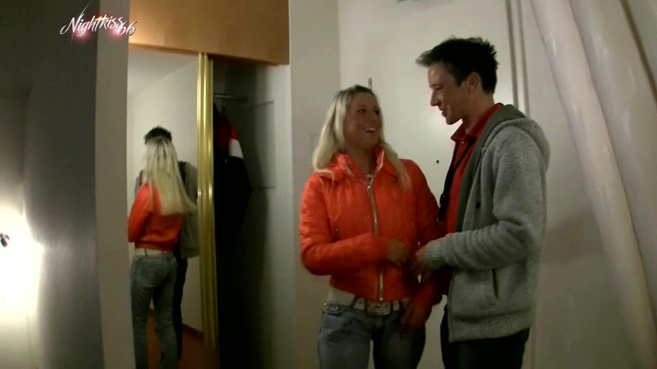 In einem Möbelhaus wollte ich mir ein neues Bett kaufen. Es musste aber sehr strapazierfähig sein! Da kam ein süsser Verkäufer der mir seine Hilfe anbot. Das geilste war: er hiess auch noch Herr Schwanz! :-) Da musste ich ihn doch gleich mal testen und packte das geile Ding mitten im Laden aus (trotz Kundschaft) und nahm ihn sofort in meinen gierigen Mund! Da er so locker drauf war wollte ich mehr von ihm...ob ich es bekommen habe? ;-)...viel Spass mit diesem krassen und geilen Clip....Kisses