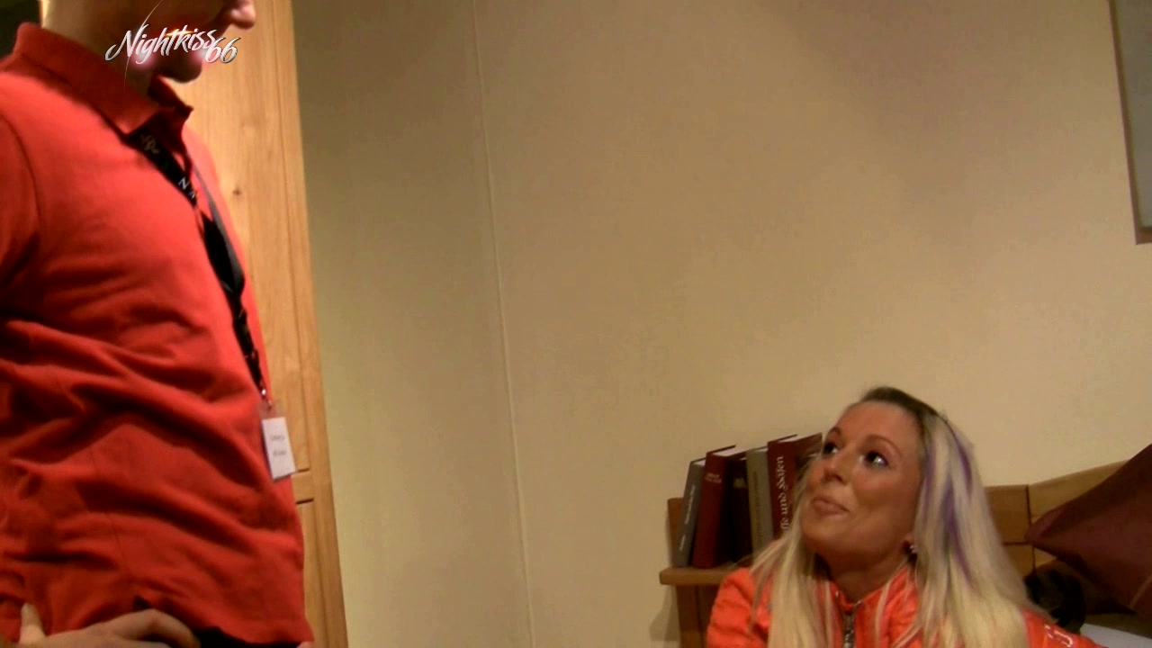 Der Möbelhausverkäufer, ich nehm mehr als nur ein Bett mit! In einem Möbelhaus wollte ich mir ein neues Bett kaufen. Es musste aber sehr strapazierfähig sein! Da kam ein süsser Verkäufer der mir seine Hilfe anbot. Das geilste war: er hiess auch noch Herr Schwanz! :-) Da musste ich ihn doch gleich mal testen und packte das geile Ding mitten im Laden aus (trotz Kundschaft) und nahm ihn sofort in meinen gierigen Mund! Da er so locker drauf war wollte ich mehr von ihm...ob ich es bekommen habe? ;-)...viel Spass mit diesem krassen und geilen Clip....Kisses