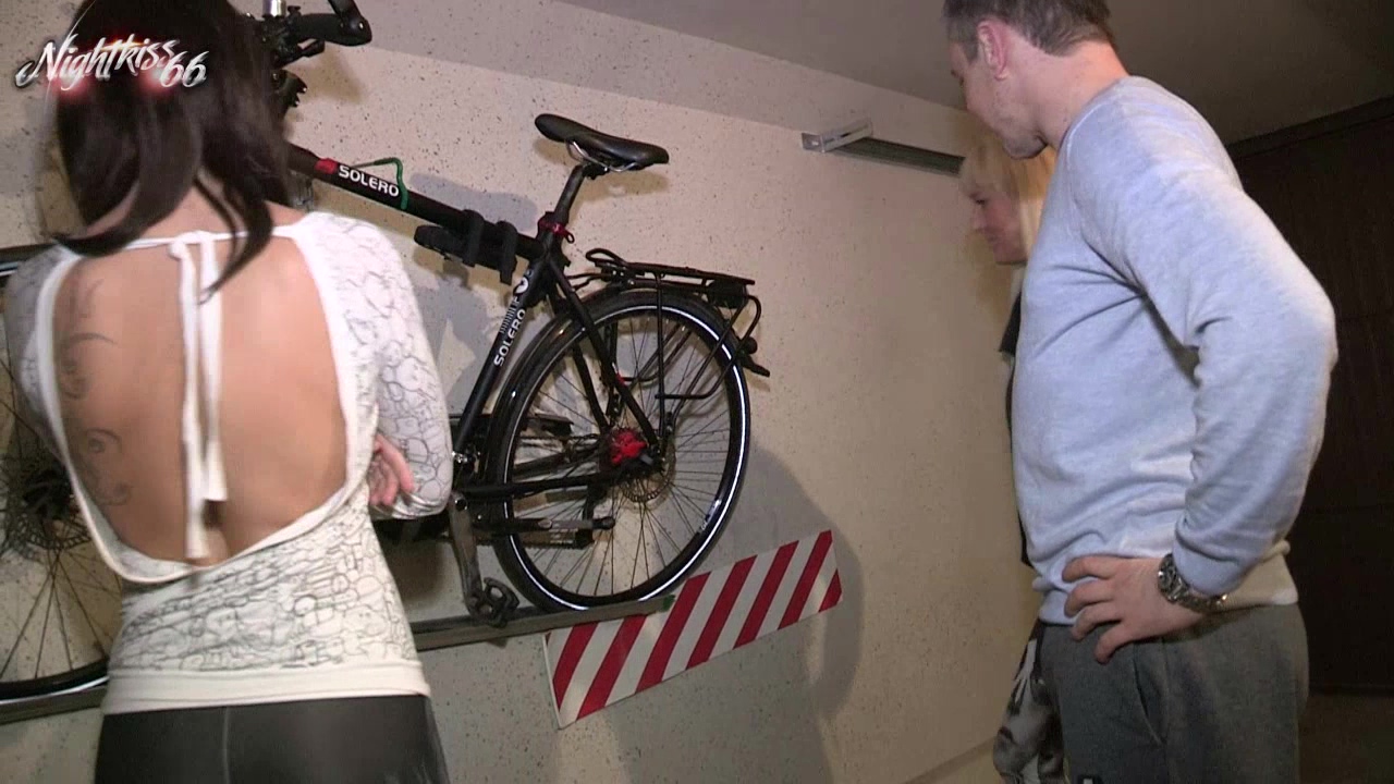 Ich hatte mit meiner Freundin ein geiles Bike im Internet entdeckt. Natürlich wollten wir uns selber ein Bild machen, denn auf Fotos kann man sich heute nicht mehr verlassen. Dort angekommen kam mir der Typ gleich etwas schmierig und untervögelt vor! Und wie ich es mir dachte war der Preis viel zu hoch angesetzt - also es musste verhandelt werden. Ich dachte ich spinne als der Kerl sofort seinen fetten Schwanz aus seiner Jogginghose holte. OMG war das ein Gerät! Da wir das Bike ja günstiger oder sogar umsonst haben wollten, mussten wir uns besonders Mühe geben. Aber es kam ganz anders, denn der Typ drehte den Spieß um und nahm sich wonach ihm gerade war! Und das war echt abgefahren und krank ... ihm war in dem Moment wohl alles egal! Doch mehr wird jetzt nicht verraten und du platzt sicherlich schon vor Neugierde was er mit seinem HENGSTSCHWANZ alles angestellt hat und wie wir uns am Ende geeinigt haben !?