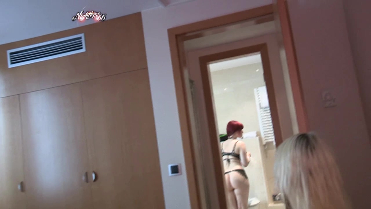 Frühmorgens in meinem Hotelzimmer nahm dieser Tag eine Wendung, mit der ich niemals gerechnet hätte. Die süße junge Hotel-Auszubildende dachte wohl, ich würde sie nicht bemerken. Doch ich beobachtete ganz genau, welches heimliche Spiel sie in meinem Badezimmer trieb. Das konnte ich natürlich nicht einfach so stehen lassen. Aus einem harmlosen Morgen wurde innerhalb kürzester Zeit ein hemmungsloses Abenteuer, bei dem jede Grenze vergessen schien. Was als neugieriger Blick begann, entwickelte sich zu einem unvergesslichen Erlebnis, das uns beide komplett mitriss. Die Überschrift hält, was sie verspricht – und glaub mir, das ist längst nicht alles. Was mich an diesem Morgen erwartete, hat selbst mich sprachlos gemacht. Wenn du wissen willst, wie weit wir gegangen sind, solltest du dir dieses Video auf keinen Fall entgehen lassen…